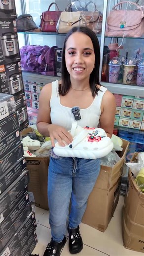 ¡Comodidad total por tan solo ₡2,000 colones! 🤩 Renueva el calzado de los chicos (o el tuyo) con estos zapatos tipo Crocs, súper ligeros y con diseños divertidos. ✅ Disponibles en: • Blanco ⚪ • Rosado 🌸 • Azul 🔵 📏 Tallas: De la 35 hasta la 41. 📍 Estamos ubicados en Heredia Centro y Alajuela Centro, búscanos en Waze como Trendy Market CR 🚀 🛵 Envíos a todo el país 🇨🇷 • ✅ Correos de CR • ✅ Uber Flash • ✅ Mensajería privada en el GAM (pago contra entrega) 🚀💰 • ⁠💳 Métodos de pago: Efectiv