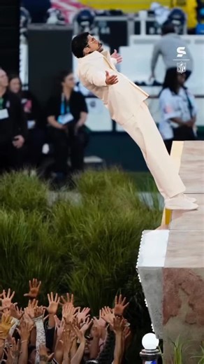 Sabrina Atoori on Instagram: "Bad Bunny - clip via BAD BUNNY É UM ESPETÁCULO! 🔥🤩 O homem mostrou como é que se faz no Show do Invervalo Apple Music. Um momento que já está na história do Super Bowl. 👏👏👏 *Contém legenda automática #NFLnoSportv #SuperBowl #BadBunny #Seahawks #Patriots"