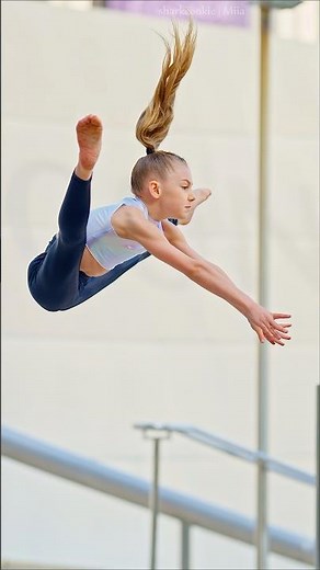 Middle split jump by Miia #athlete