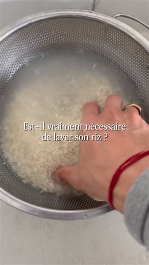Igor | J’optimise ton mode de vie on Instagram: "Faut-il laver son riz blanc ? 🍚 👉 Réponse courte : ça dépend du type de riz, de sa qualité, de ta digestion et des quantités que tu consommes. Laver le riz, ça sert surtout à enlever l’amidon de surface. Résultat : un riz moins collant et parfois plus digeste, surtout quand on mange de grosses portions. En revanche, ça ne change pas fondamentalement l’index glycémique et ça ne rend pas un riz “mauvais” soudainement sain. La qualité du riz est dé