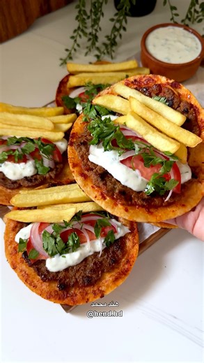 ‎هند محمد‎ on Instagram‎: "⁨ فطاير لحم اسرع والذ عشا او غداء للمزيد من الوصفات ضيفوني ‪@hend.hd‬ -الصوص: زبادي-خيار مفروم-طحينه-ثوم-ليمون-فلفل اسود-ملح-(ممكن ملعقه شبت مفروم لاتكثرو يطلع الذ) -لحم مفروم تبلته:ملح-فلفل اسود-ثوم بودر-بصل بودر-كمون -دهنت خبز تورتيا بمعجون فلفل وفردت اللحم حمرته في صاج مع اضافة زيت زيتون من الجهتين -عند التقديم اضفت صوص زبادي-طماطم-بصل-بقدونس-بطاط مقلي-شطه سايله —————————- Fast and delicious meat flatbreads, perfect for dinner or lunch For more recipes follow m‪@hen