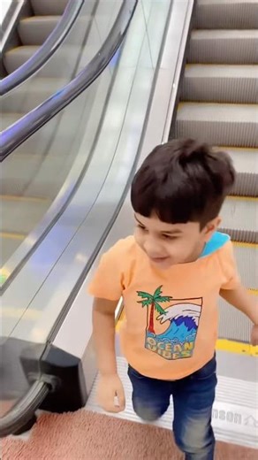 Viral Funny Escalator Dance😲😜🥰#funnydance#trendingshorts #realcomefy #reallity #funnysong #shorts