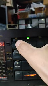 Nakamichi Dragon Three Head Auto Reverse Cassette Deck (1982-93) Nakamichi Dragon เป็นเครื่องเล่นเทปคาสเซ็ตที่ไม่เหมือนใครอย่างแท้จริง เป็นเครื่องเล่นเทปคาสเซ็ตแบบขับเคลื่อนตรงและหมุนกลับอัตโนมัติ โดยนำระบบ NAAC มาใช้ในการแก้ไขในการปรับมุมอาซิมุทของหัวเล่นเทปโดยอัตโนมัติ ระบบ NAAC (Nakamichi Automatic Azimuth Correction) ในเครื่องเล่นเทป Nakamichi Dragon เป็นระบบแก้ไขความคลาดเคลื่อนของหัวอ่านเทปอัตโนมัติ ซึ่งเป็นเทคโนโลยีที่โดดเด่นและเป็นเอกลักษณ์ของเครื่องเล่นเทปรุ่นนี้ ด้วยระบบ NAAC ความแตกต่า