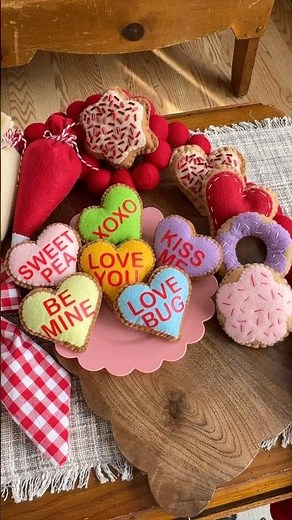 Easy Valentine’s Day Felt DIYS! Templates re free on my blog 💌 #feltdiy #feltfood