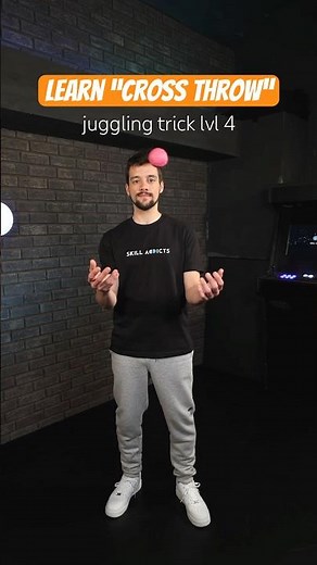 How to do the basic ball juggling throw? Learn Cross Throw juggling lvl 4 #tutorial #juggling