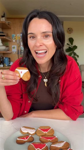 Venetia La Manna on Instagram: "Ethics? Skimpossible. From bush thongs, to plastic advent calendars, to nipple bras - SKIMS has used online outrage as a marketing strategy to build a billion dollar empire. But let’s not get distracted: SKIMS has been publicly outed for garment worker exploitation (their garment makers in Myanmar were forced to work overtime without pay in 2022), greenwashing (SKIMS packaging stated ‘I am not plastic’, when it was, in fact… made of plastic), and using the planet 