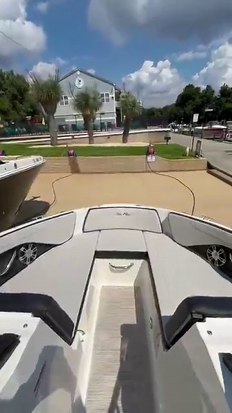 Introducing the Sea Ray SPX 210