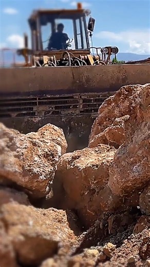 Cat Wheel Loader Loading Rock! #fblifestyle #CatWheelLoader #RockLoading #HeavyEquipment ⛏️ | Earthmover Legends