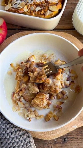 SCHEITERHAUFEN☺️😍 Noch alte Brötchen übrig?! Dann gehören die auf den Scheiterhaufen?! Bitte was? Würde sagen der deutsche Frenchtoast ausm Ofen! Auf jeden Fall richtig lecker …musst du mal testen! ZUTATEN Für 2-4 Portionen 3 Brötchen vom Vortag 3 Eier 300 ml Milch 1 Apfel, fein gewürfelt oder gerieben 2-3 EL Zucker-Zimt-Mischung Etwa 4 EL Mandelblättchen . Die Brötchen in Scheiben schneiden. Eier mit Milch verquirlen und Brötchenstücke hineintunken. Eine Auflaufform einfetten und Brötchen, Äpf