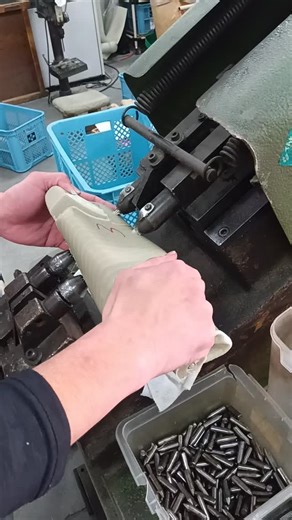 株式会社カネコ | 木型の中折れの組み立てです。 その後バネの調整を行います #靴木型 #ラスト #ヒール #レディースシューズ #シューツリー | Instagram