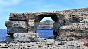 Famous Azure Window rock arch collapses