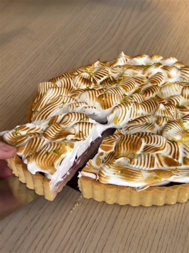 TARTE VANILLE, CERISE & MERINGUE ITALIENNE 💫 Les beaux jours tardent à revenir, mais avec ce dessert, on se sent déjà en été ☀️ Une pâte sucrée croustillante, une crème vanille au miel ultra soyeuse, une gelée de cerise intense et une meringue italienne légèrement brûlée… ✨ Recette ⤵️ 🍪 Pâte sucrée * 200 g beurre * 125 g sucre glace * 40 g poudre d’amande * 1 œuf 1 jaune * 335 g farine ✨ Préparation détaillée dans mes précédentes vidéos 😉 🍯 Crème vanille & miel * 700 g lait * 140 g jaunes * 
