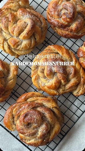 KARDEMOMMESNURRER 🤤 De her kardemommesnurrer smager helt fantastisk! Lov mig du prøver at bage dem 👏😍 Gem eventuelt opskriften til weekenden ❤️ Ingredienser Dej * 75 g smør * 4 dl sødmælk * 50 g gær * 75 g sukker * 650 g hvedemel * 1 æg * 1 spsk kardemomme, friskkværnet * 8 g salt Remonce * 200 g smør, stuetemperatur * 75 g rørsukker * 75 g brun farin * 2 spsk kardemomme, friskkværnet * 75 g marcipan, revet Sirup * 75 g sukker * ½ dl vand Kardemommesukker * 3 spsk sukker * 1,5 tsk kardemomme,