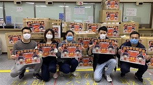 Recently, many overseas Chinese students have received a special gift from the motherland — health packs provided by Chinese embassies, which often contain masks, disinfected paper towels, traditional Chinese medicine and anti-epidemic manuals. For some students who are facing real difficulties, especially underage ones, China has sent flights to take them back. Many students expressed their appreciation for the motherland on social media after receiving the health pack or returning home. | Xi's