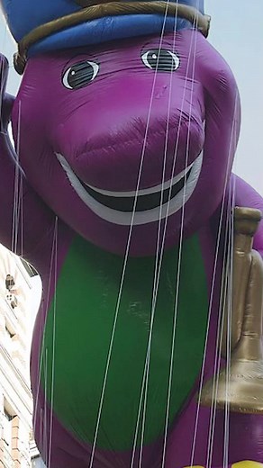 📢PSA: if something bursts your balloon, this is your Barney sign to just try again, IYKYK 😉😊🙌💜 🦖. Happy Thanksgiving Everyone. #IYKYK #BarneyTheDinosaur #Throwback #ThanksgivingDayParade #HappyThanksgiving