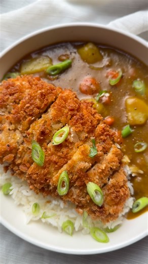 Malayïka | Recettes simples & efficaces 👩🏾‍🍳 on Instagram: "RECETTE | POULET KATSU CURRY. 🍛 Pour cette recette de 3/4 personnes, vous aurez besoin : ✔️ De 2 oignons de taille moyenne ✔️ 3 carottes ✔️4 pommes de terre ✔️du curry en bloc (le mild) ✔️de l’ail en poudre ✔️du gingembre frais ou de la pâte de gingembre ✔️du sel, poivre ✔️du poulet pané (maison de préférence) Tips 👩🏾‍🍳 - Commences par faire revenir les légumes à feu fort et ensuite diminuer le feu quand vous mouillez à hauteur. 