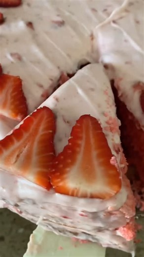 This strawberry cake is next-level GOOD and ridiculously easy—just grab a box of cake mix and @jello! Make it for dessert… or breakfast… or literally whenever you want cake (no judgment here). It’s dangerously delish—you’ve been warned. Comment CAKE and we’ll send you the recipe for this award-winning beauty! 😋🍓🍰 #cakecakecake #strawberrycake #yesplease #hip2save @bettycrocker @reynoldsbrands | Hip2Save