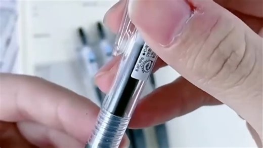 JUICE果汁笔书写顺滑不堵笔，色彩饱和度高，适合学生笔记和办公速记，日常使用体验流畅，颜色持久不易褪色。