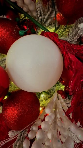 Oh, we had an absolute blast decorating Tracy’s tree tonight! During the live show, Tracy unveiled a super nifty trick to achieve that fabulous garland vibe—minus the fishing line fiasco! She cleverly used a real evergreen garland and just clipped her ornaments right onto it. Want to get your hands on this festive magic? Dash over to tmigifts.com!#diychristmastreeusinggarland #christmastreedecorating #howtofluffatree #howtomakeabow #bowmaking #christmasdecorations | Tmi Gifts