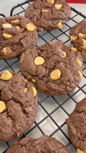 Duncan Hines Cake Mix Cookies Recipe ➡️ https://www.mindyscookingobsession.com/the-easiest-duncan-hines-cake-mix-cookies/ These Duncan Hines chocolate cake mix cookies are dangerously easy 😍 Just 4 ingredients! #cakemix #chocolate #cookies #easyrecipe #butterscotch | Mindy's Cooking Obsession