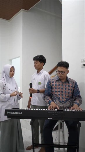Lagu ini, mengingatkan saya dengan film “Ada Apa Dengan Cinta” yang sangat sukses pada zamannya? Oh iya teman-teman udh nonton @filmranggacinta belum? Yang pasti bisa mengobati rasa kangen kenangan-kenangan indah di masa lalu bersama film AADC. Kalau mau nonton ke bioskop jangan lupa naik @grabsumbagut cuma Rp.6.000 aja kalau bayarnya pakai @ovo_id 😇 | Tri Adinata