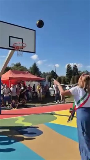 Buona la sesta: la sindaca di Viggiù e i tentativi di fare canestro con Andrea Meneghin