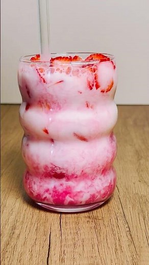 Viral Starbucks Strawberry DragonFruit Refresher at Home 🍓