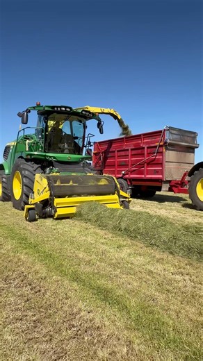 Grass With John Deere 9900i forage Harvester