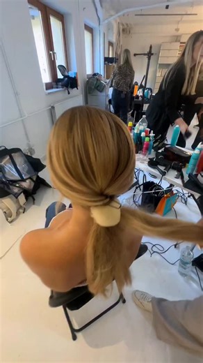 Here’s a little glimpse into the practical part of my Bridal Hair Masterclass: three hours of pure creativity, energy, and beautiful work! These are some of the stunning bridal hairstyles my Munich attendees created during their hands-on session. I’m so proud of every single one of them! I was running between everyone, helping, answering questions, showing those little game-changing moves that make all the difference. The atmosphere was incredible! It was such a joy meeting our Online Academy me