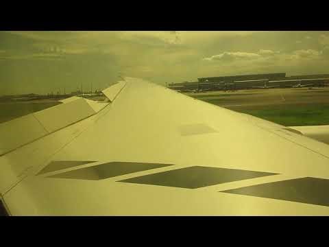 羽田に着陸するJALの787-8