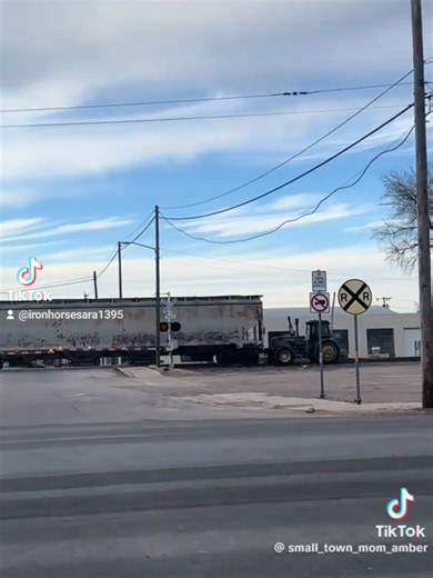 Railroaders Reaction: Red or Green on the Tracks?