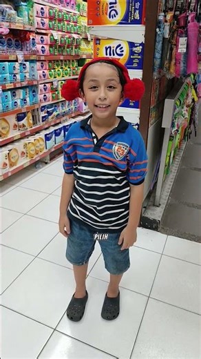 Mom and Dad Ara were surprised that their little one was sleepy sitting on the floor while buying...