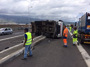 [Vidéo] Accident spectaculaire: Un camion-poubelle sur le flanc, un blessé grave