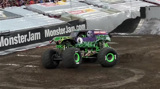 monster truck racing #monstertruck #monsterjam #gravedigger #crazy #trackcart