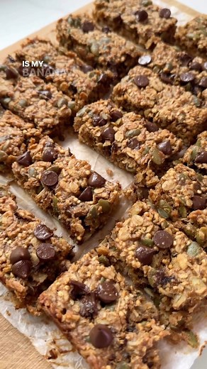 Sarah Pound on Instagram: "20 DAYS OF QUICK HEALTHY SNACKS/ MEALS @wholesomebysarah DAY 10/20 CHOC CHIP BANANA OAT BARS For the full recipe, please comment RECIPE in the comments and I’ll DM you the recipe 🙌 Makes 18 Bars Cooking time: 30 minutes Ingredients: 2 ripe bananas mashed 1/4 cup extra virgin olive oil 1/2 cup almond butter 1/3 cup pure maple syrup 1 teaspoon vanilla 1.5 cups oats 1/4 cup pumpkin seeds 1 cup puffed quinoa 1/4 teaspoon salt 1/2 cup shredded coconut 1/2 teaspoon baking p