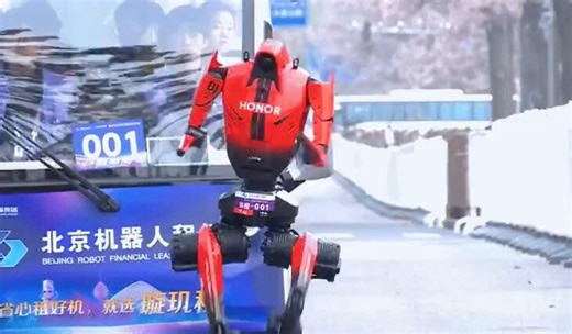 北京で本日4月19日、人型ロボットマラソン大会が開催。現在ライブ中継している。植え込みに突っ込んでしまうロボットもあり、担架で運ばれる様など、面白い！　#中国