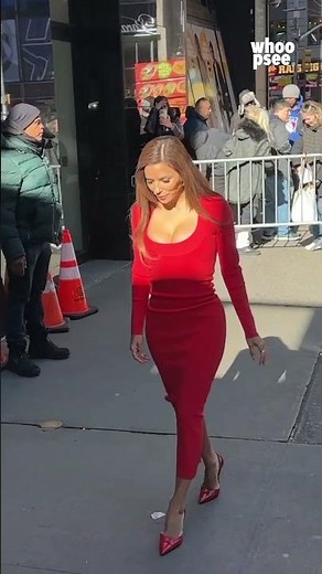 #EvaLongoria radiosa e sorridere a NYC dopo un’apparizione a #GoodMorningAmerica