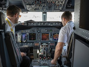 Ce salariu are un pilot de avion în 2023. Cât câștigă, de fapt