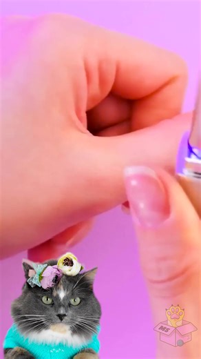 Mixing lipsticks together! 💄🍓 Cute cat really loves makeup 😍 | Meow-some