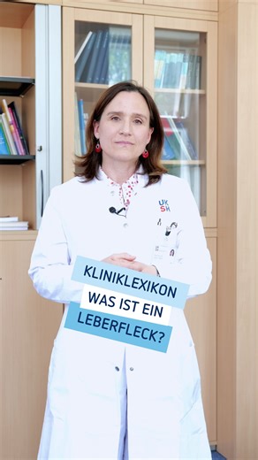 Kliniklexikon: Was ist ein Leberfleck? 🔎 Prof. Dr. Evelyn Gaffal, Direktorin der Klinik für Dermatologie, Venerologie und Allergologie am UKSH, Campus Lübeck, erklärt: Was genau ist ein Leberfleck und wann wird daraus ein Risiko? Sie zeigt, worauf man achten sollte und warum regelmäßige Hautchecks so wichtig sind. #Kliniklexikon #UKSH #Dermatologie #Leberfleck #Hautkrebs | UKSH Universitätsklinikum Schleswig-Holstein