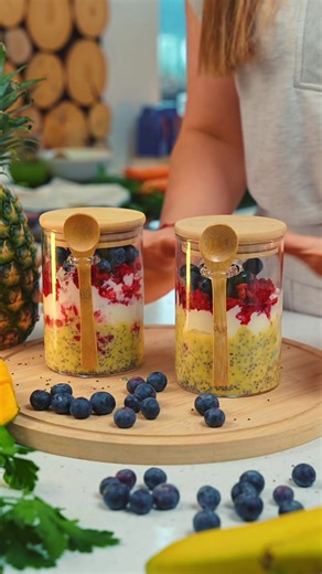 Proste, szybkie i sycące! Planujesz zrobić? Zapisz przepis 🥰 Nie planujesz ? Oznacz koleżankę z pracy, żeby zrobiła i przyniosła 😍 Składniki na dwie porcje 2x 2 łyżki chia Jogurt skyr pitny 1 mango 200g mrożonych malin 2x2 lyzki skyry naturalnego Garść borówek Jak zrobić zobaczysz w filmie, Mango zmiksuj ze skyrem pitnym, żeby uzyskać tak piękny żółty kolor 💛 Układaj warstwowo 😁 Smacznego! 😋 #przepis #zdroweśniadanie #lunch #fitdeser