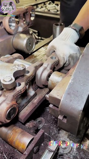 Excavator crawler drive chain assembly