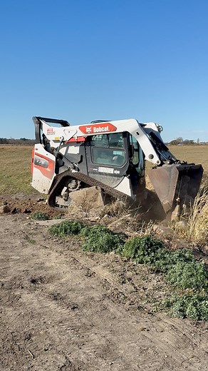 Bobcat T76 pushing and slinging concrete! | JGE Inc.