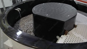 Vibratory finishing machine for deburring parts