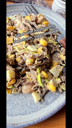 Hej, hej, hej. Zdrowa, pyszna i sycąca sałatka na śniadanie, na lunch, do lunchboxa itp. Dużo białka i zdrowych tłuszczy. Pychotka. 🥰 5 jajek ugotowanych na twardo i pokrojonych na mniejsze kawałki Biała część pora pokrojona w półtalarki i zmiękczona odrobiną soli 300 g pieczarek startych na dużych oczkach i podsmażonych na maśle z solą Puszka kukurydzy Puszka białej fasoli Majonez, sól, pieprz #taste #foodtok #foruyou #przepisy #lunchboxideas