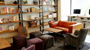 旅人同士で仲を深めたい人向け、2000円台で宿泊可能で屋上テラスなど共用スペースに力を入れた「PIECE HOSTEL KYOTO」はこんな感じ