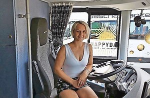 Marktredwitzerin macht Karriere: Als „Bus-Babe“ zum Fernseh-Star - Frankenpost