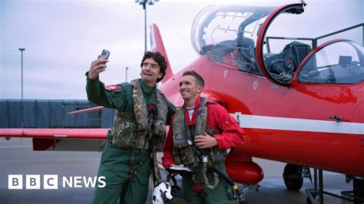 Greg James takes Red Arrows flight for Children in Need