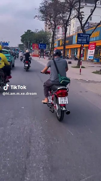 Lang thang trên con phố cũ ✍️