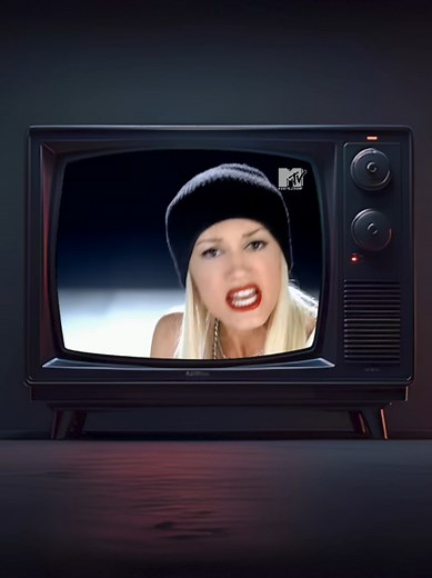 Gwen Stefani - Hollaback Girl (2004) #gwenstefani #hollabackgirl #2000smusic #mtv #musicvideo #bringbackmtv